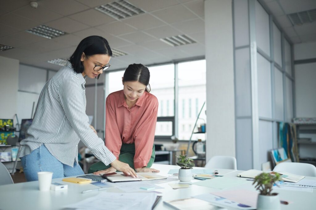 young-businesswomen-working-in-team.jpg