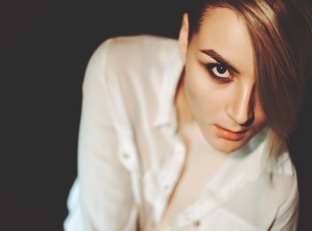 Creative Poses and Props to Achieve the Look